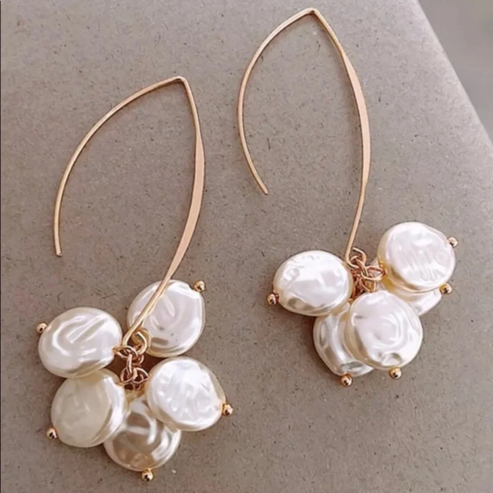 Anthropologie “Freshwater Pearl Disc Cluster” Elongated Open Loop Gold Wire Hoop - Picture 4 of 16